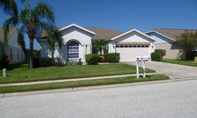 South Bradenton Villa | Una ubicación perfecta, casa junto al lago, piscina privada climatizada, muy cerca de las playas.