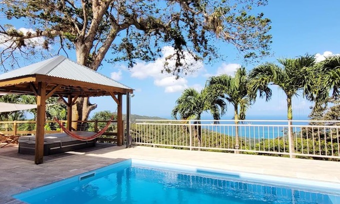 Cafeiere Apartamento | A Perle de vue - Appartement de charme Piscine & spa avec vues mer & forêt