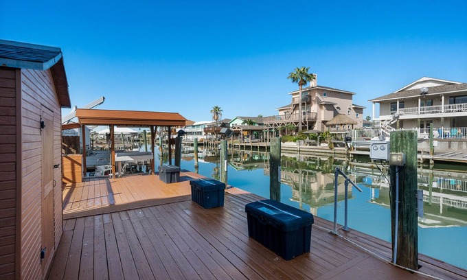 City-by-the Sea Casa | A Pirate's Paradise | Large Canal Home + Fishing + Pool
