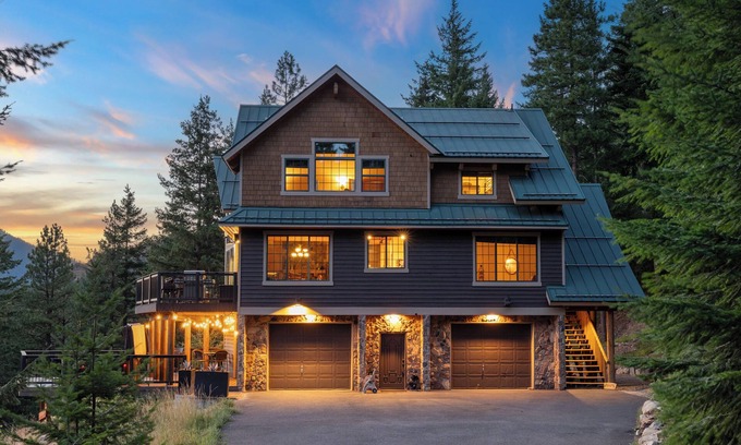 Cle Elum Cabina | A PNW dream! Hot Tub, Views, Firepits, Games, Hiking and Epic Location!