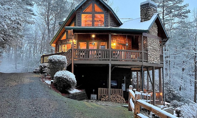 Foxfire Estates Cabina | "A Point of View" - Cozy Cabin. Long Range View. All paved roads.