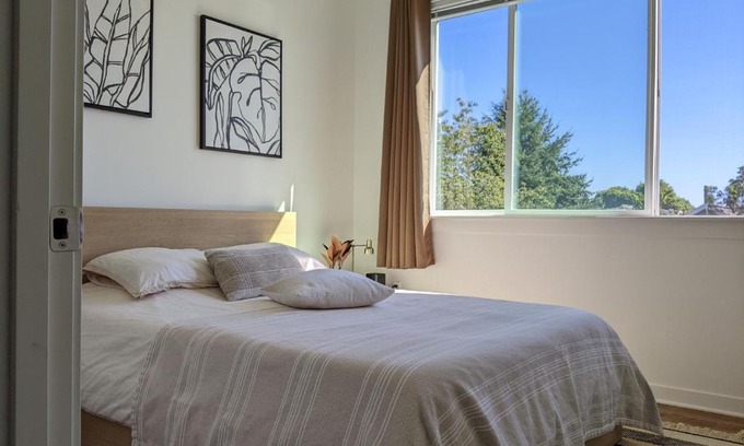 Wallingford Apartamento | A premier smart condo with parking