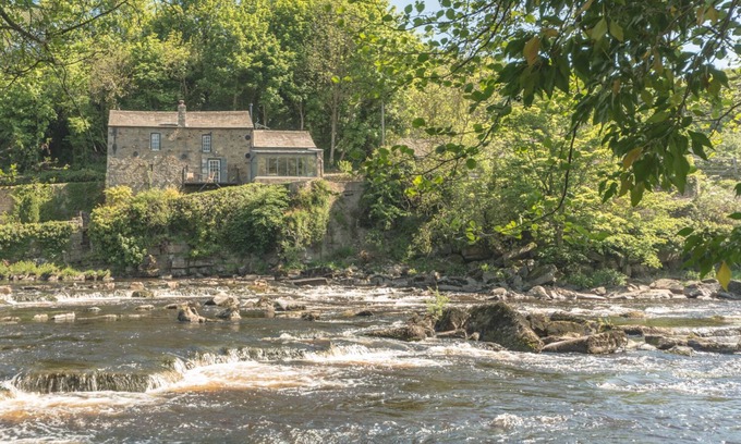 Barnard Castle Cabaña | Una cabaña privada de Dales con fabulosas vistas a la cascada en el encantador castillo de Barnard