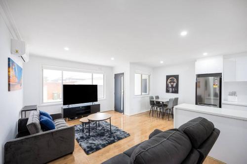 Bayswater Casa | A Private Hideaway with Large Backyard and CarParks