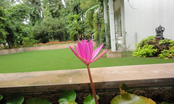 DLF Farms Villa | Una habitación privada en la lujosa villa de Nueva Delhi.