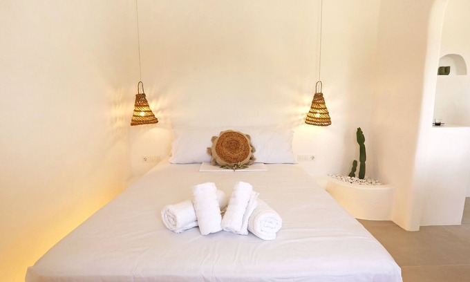 Kini Apartamento | A privately owned home adorned in the distinctive, traditional Cycladic style.