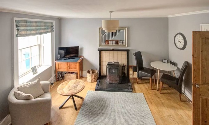 Golspie Casa | A quaint and quirky 1-bedroom cottage on the Main Street of the coastal village of Golspie.