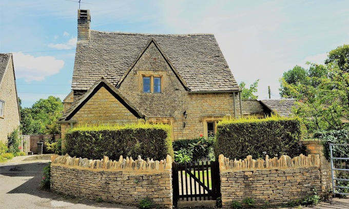 Lower Slaughter Cabaña | Una pintoresca cabaña de piedra independiente catalogada de grado 11 en Lower Slaughter con estacionamiento.