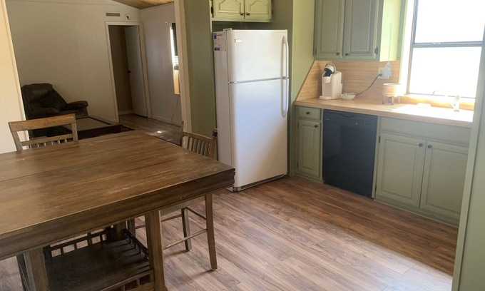 Dimmit County Casa | A quiet country retreat 8 miles from town.