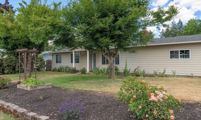 Springfield Casa | A quiet haven minutes away from highway access.