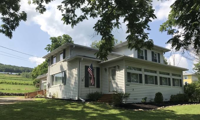 Hammondsport Otro | Hermosa Hammondsport / Keuka Lake Farmhouse con vistas al viñedo