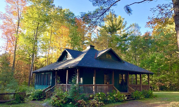 Elizabethtown Cabaña | Un retiro tranquilo y privado a lo largo de un riachuelo en los altos picos de Adirondack