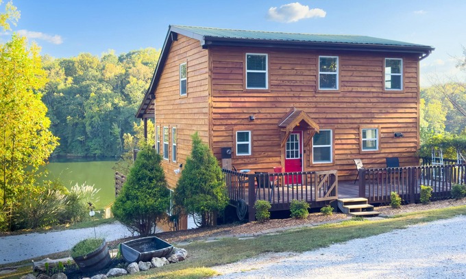 Rockwood Cabina | A Quiet Retreat on the Shore of Watts Bar Lake - Dog Friendly with Lake Access!