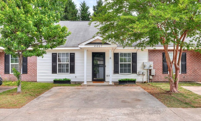 Evans Casa | A quiet space perfect for business and medical professionals.
