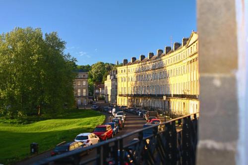 Bath Apartamento | A Rare Georgian Crescent Residence with parking
