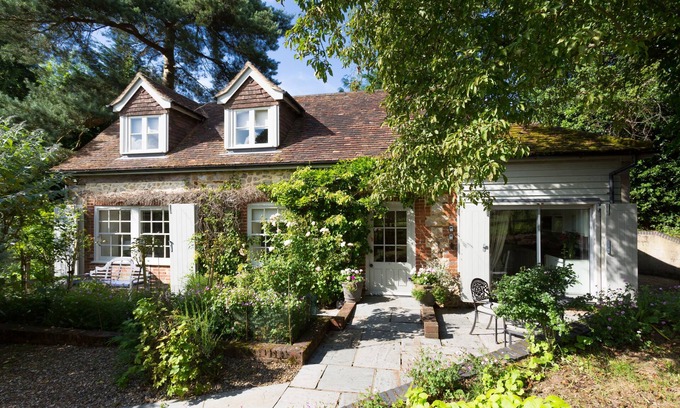Sevenoaks Cabaña | The Coach House, cerca de Sevenoaks, en una zona tranquila con vistas a los jardines, el prado y las tierras de cultivo.