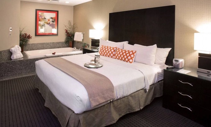 Lake Elmo Casa | A Relaxing and Romantic Staycation W/ WiFi