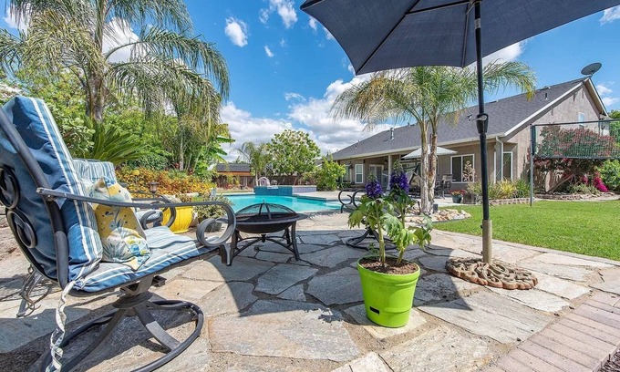 Visalia Casa | A Relaxing Retreat with Pool and Heated Jacuzzi near Sequoia Parks