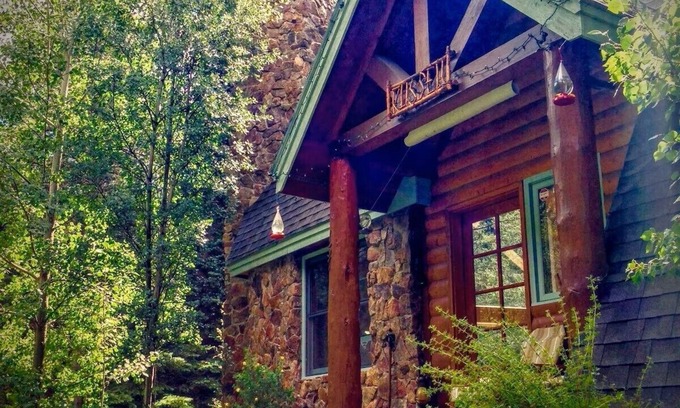 Idaho Springs Cabina | A River Front Mountain Luxury Cabin- Relaxing, Skiing, Rafting, Hot Tub, Sauna