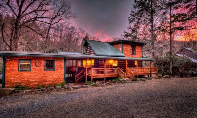 Dial Cabina | A River Runs Through It - River front | Hot Tub | Pool Table | Fire pit