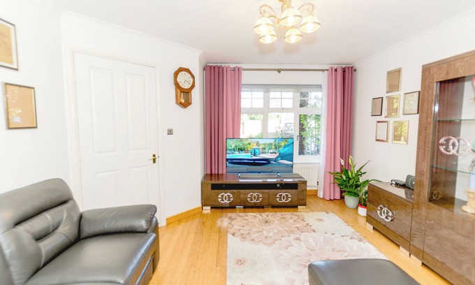 Thamesmead Casa | A Riverside Paradise in The City w Garden - A 2 Bed Home in London Sleeps 4!