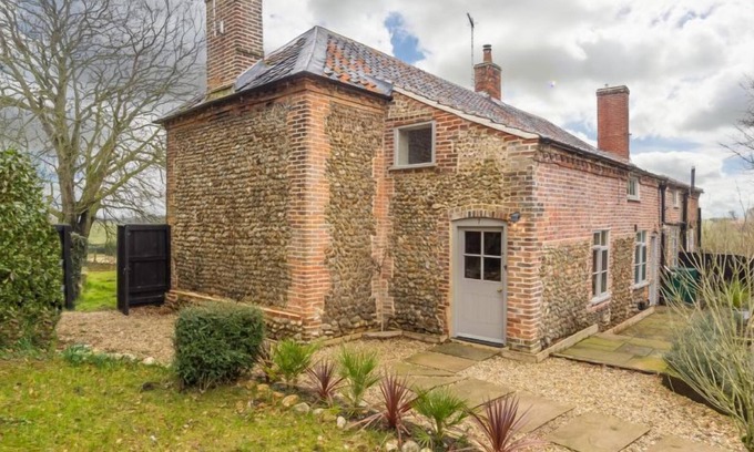Fakenham Cabaña | Gamekeeper's Lodge es una romántica cabaña de lujo de cuento de hadas para cuatro en el sur de Raynham.