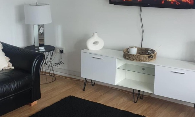 Wolverhampton Apartamento | A&S properties, no guest fees, with drive and near city centre