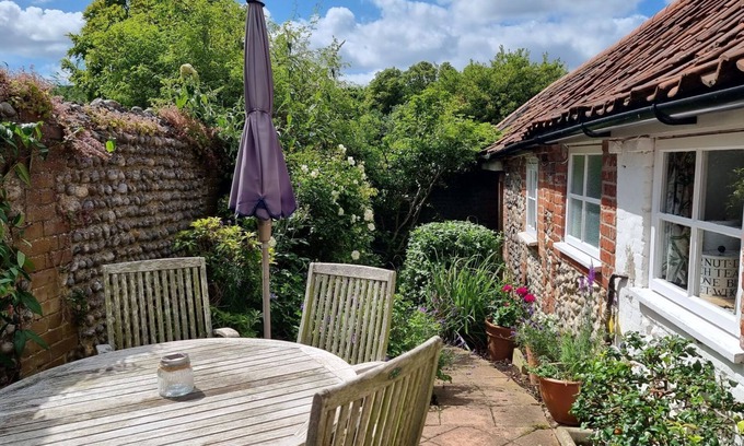 Stiffkey Cabaña | A self catering cottage that sleeps 4 guests in 2 bedrooms