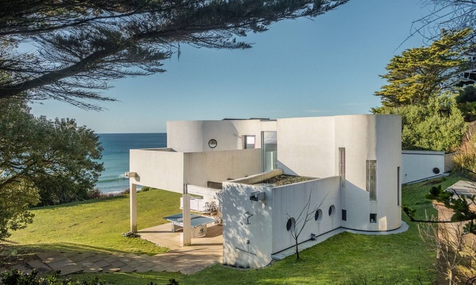 Praa Sands Casa | A sensational beach house just footsteps from Praa Sands Beach, with stunning sea views and hot tub