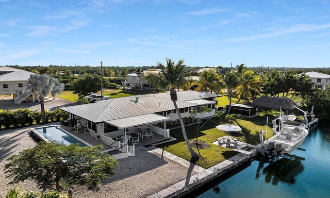 Big Pine Key Casa | A Serene Florida Escape in Big Pine Key 3 bed 2 bath house, pool, dock, sleep 8
