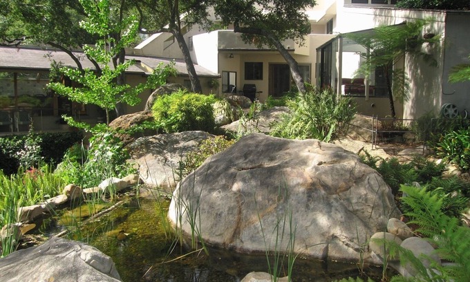 Mission Canyon Casa | Una casa serena en Mission Creek, rodeada de árboles, en plena naturaleza
