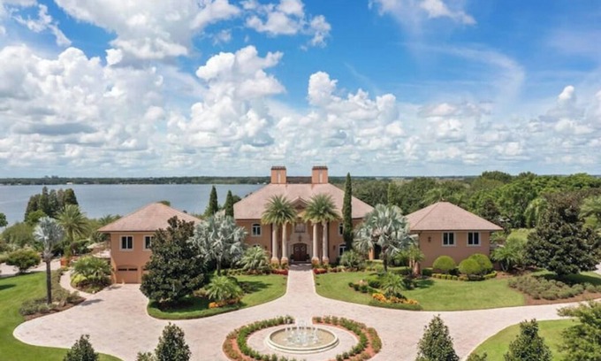 Nichols Casa | A serene lake side estate
