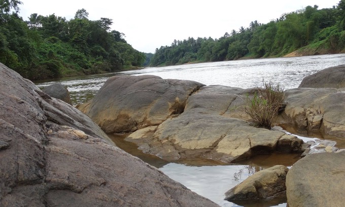 Kosgama Casa | Un ambiente tranquilo y sereno que bordea un río.
