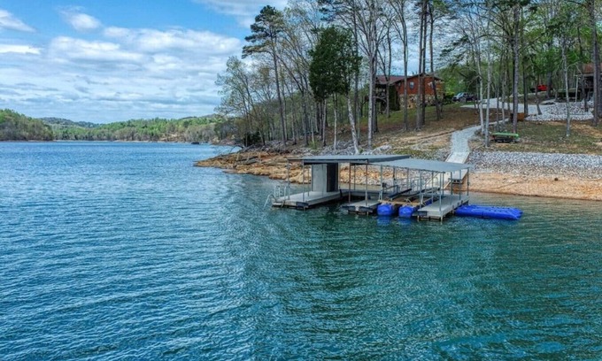 Jacksboro Casa | A Shore Thing - no steps to dock! Hot tub, fire pit (Sleeps 22)