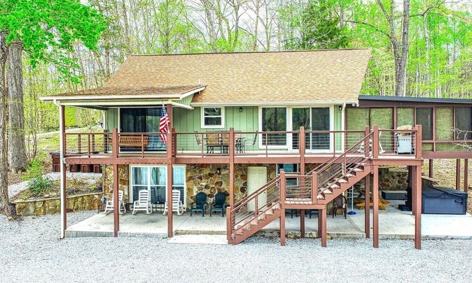 Rocky Top Casa | A Shore Thing - no steps to dock! Hot tub, fire pit ~ Sleeps 22 ~