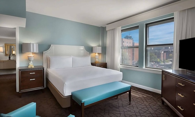 Central West End Hotel | A short drive away from Saint Louis Science Center! W/ Pool, Parking & Cinema!