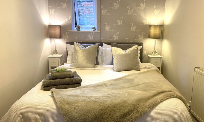 Chester Apartamento | A short walk to the City, with free parking: this place oozes class!