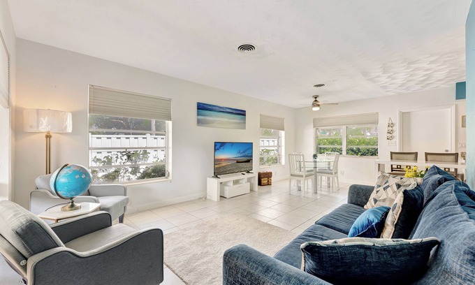 Dolphin Isles Apartamento | A short walk to the beach