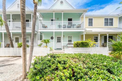 Truman Annex Casa | A Siesta Bay by AvantStay Key West Walkable Gated Community Shared Pool Week Long Stays Only