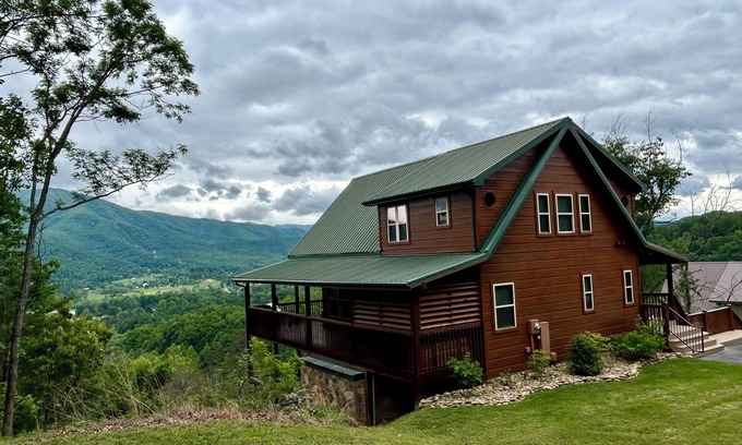 Gatlinburg - Pigeon Forge Cabina | 'A Sight To See' - one of the most picturesque mountain escapes in the Smokies!
