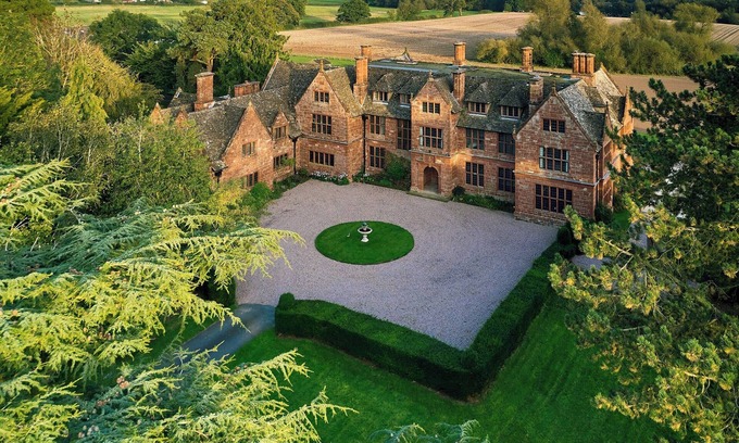 Loppington Cabaña | A simply stunning Edwardian red sandstone Arts and Crafts country house.