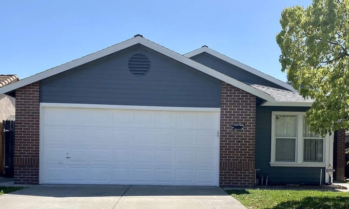 Citrus Heights Casa | (A) Single Story In Citrus Heights. 3 bed, 2 bath, 2 car garage and yard.