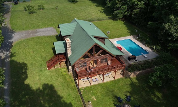Salisbury Cabina | A Slice of Salisbury-Pool, Hottub 10 Acre