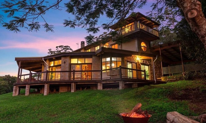 Coorabell Casa | A space to totally unwind with panoramic views of Byron Bay's famous coastline.