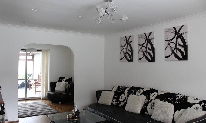 Two Mile Ash Casa | A spacious 4 bedroom house equipped with modern amenities and free parking.