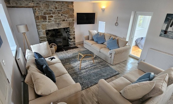 Mynytho Cabaña | A spacious, detached, modernised cottage near Abersoch with stunning sea views.