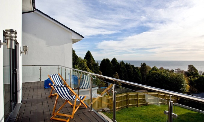 Teignmouth Casa | A spacious, three bedroom house with sea views and a sunny balcony.