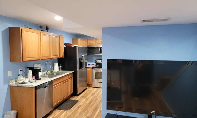 Aurora Casa | A Spasious staying large basement in a great residential location.