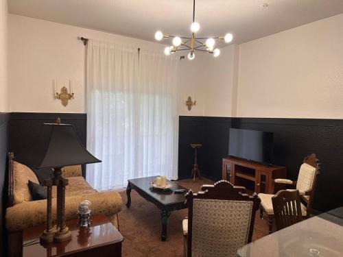 Bahama Bay Apartamento | A Spooktacular Haunted Mansion.