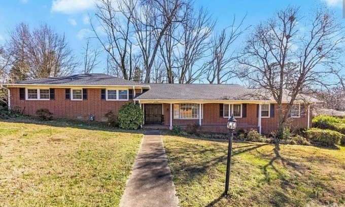 Gastonia Casa | A Sprawling, Split-Level Charmer!